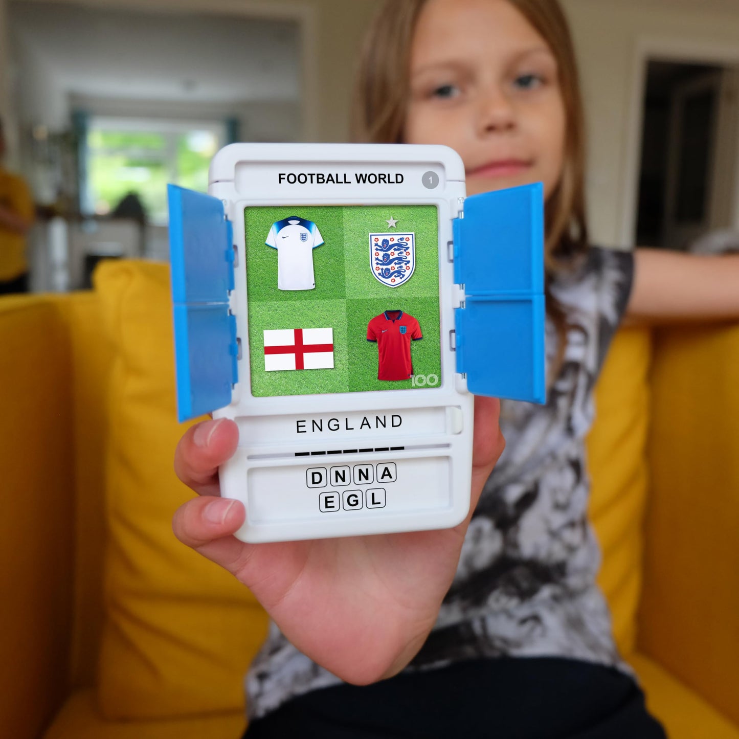 100 PICS Football World Travel Game - Identify 100 National Squads from flags and kits | Flash Cards with Slide Reveal Case | Card Game, Gift, Stocking Filler | Ages 6+
